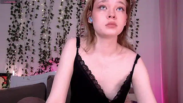 Snapshot of Kellybbface chatting on 10.03.25 Kellybbface online show from 10.03.25