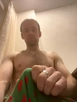 LynnAhNight online show from 10.18.25