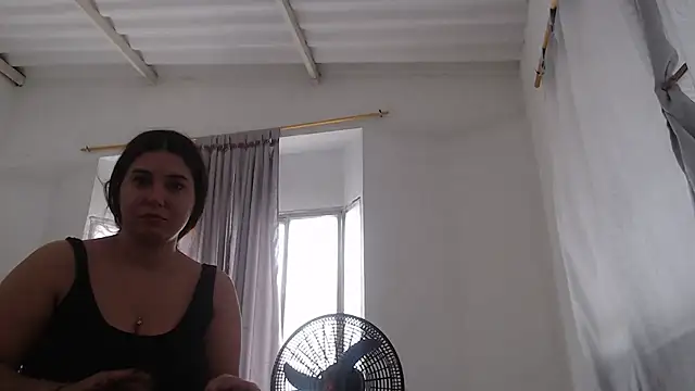 Anniferreira2 online show from 10.25.25