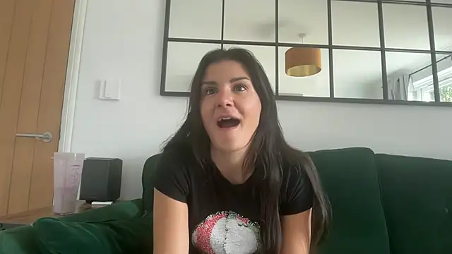 Snapshot of Petitecookie chatting on 09.12.25 Petitecookie online show from 09.12.25