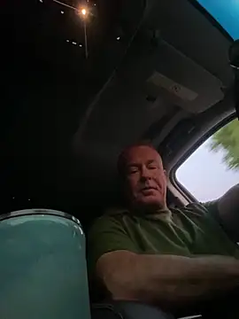 Snapshot of hintly chatting on 09.10.25 hintly online show from 09.10.25