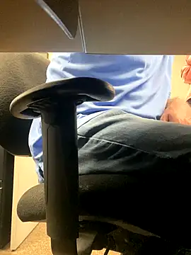 Snapshot of hintly chatting on 11.17.25 hintly online show from 11.17.25