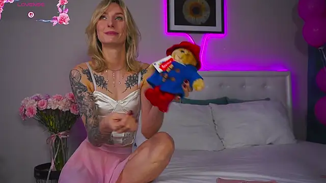 Snapshot of LeaCox_ chatting on 10.23.25 LeaCox online show from 10.23.25