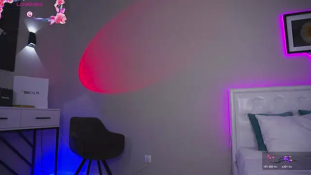 Snapshot of LeaCox_ chatting on 11.07.25 LeaCox online show from 11.07.25