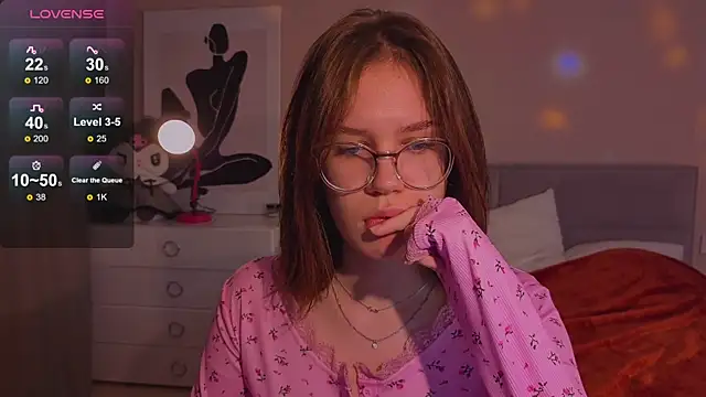 Snapshot of Mia_Luw chatting on 10.13.25 Mia Luw online show from 10.13.25