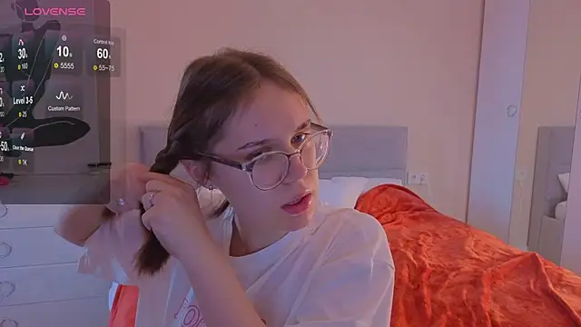 Snapshot of Mia_Luw chatting on 10.14.25 Mia Luw online show from 10.14.25