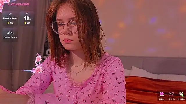 Snapshot of Mia_Luw chatting on 10.16.25 Mia Luw online show from 10.16.25