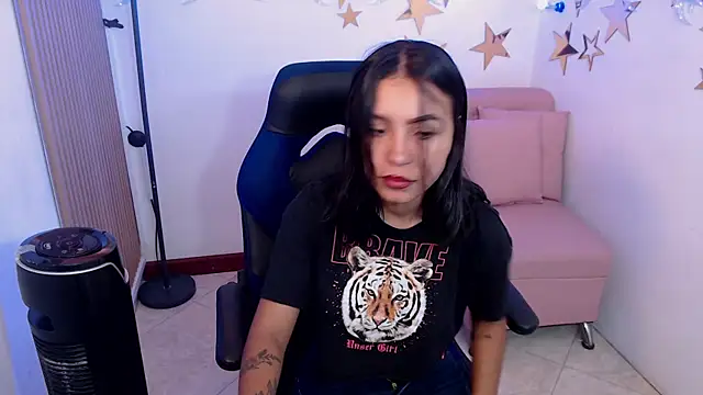 Snapshot of julieta_fn chatting on 04.28.26 julieta fn online show from 04.28.26
