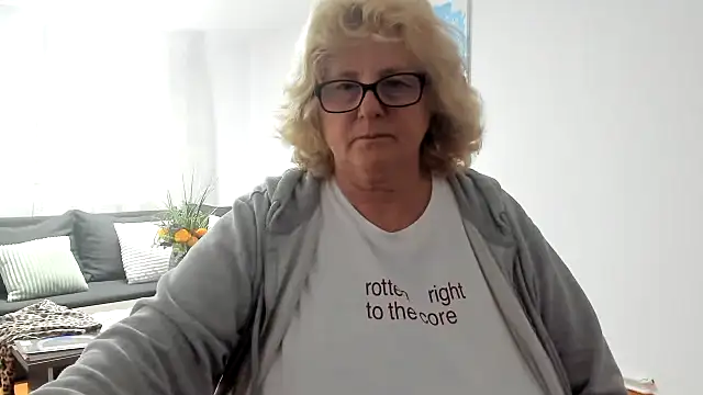 NoraJohnson6 online show from 09.29.25