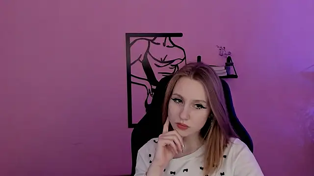 Snapshot of DariaTate chatting on 02.21.25 DariaTate online show from 02.21.25