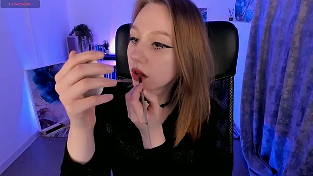 Snapshot of DariaTate chatting on 03.13.25 DariaTate online show from 03.13.25