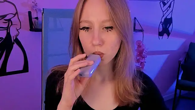 Snapshot of DariaTate chatting on 09.18.25 DariaTate online show from 09.18.25