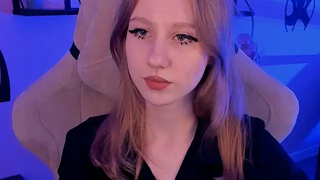 Snapshot of DariaTate chatting on 09.20.25 DariaTate online show from 09.20.25