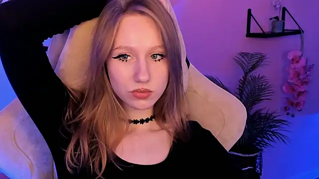 Snapshot of DariaTate chatting on 10.17.25 DariaTate online show from 10.17.25