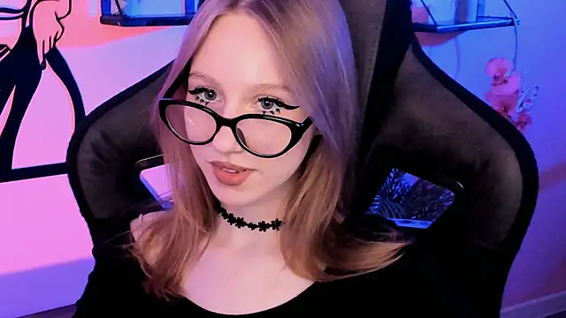 Snapshot of DariaTate chatting on 10.19.25 DariaTate online show from 10.19.25