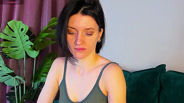 roxy riot  online show from 02.06.25