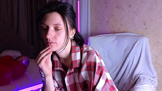 roxy riot  online show from 02.17.25