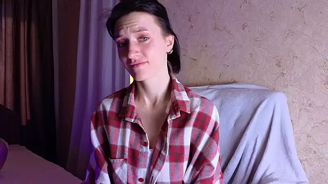 roxy riot  online show from 02.17.25