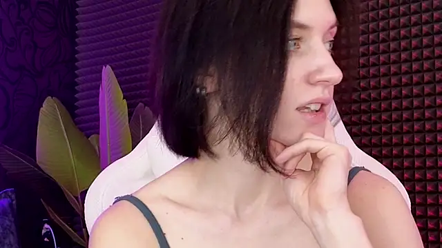 roxy riot  online show from 03.10.25