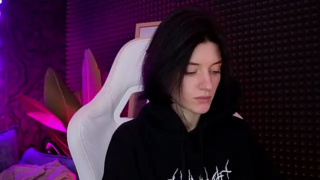 roxy riot  online show from 03.17.25