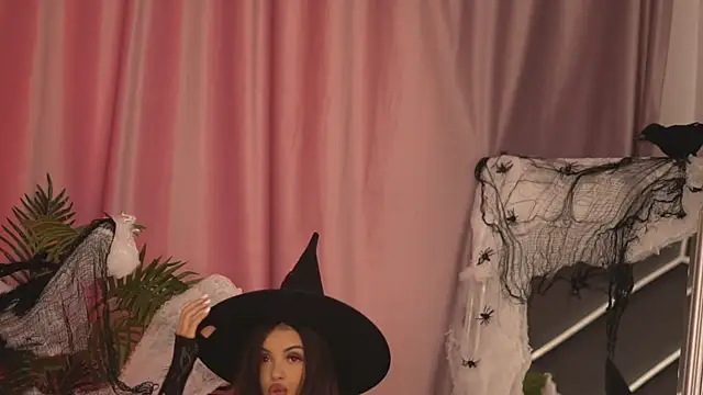 Snapshot of LilaRoses chatting on 10.24.25 LilaRoses online show from 10.24.25