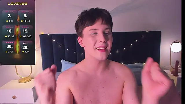 Snapshot of AdrianoAubert chatting on 10.11.25 AdrianoAubert online show from 10.11.25