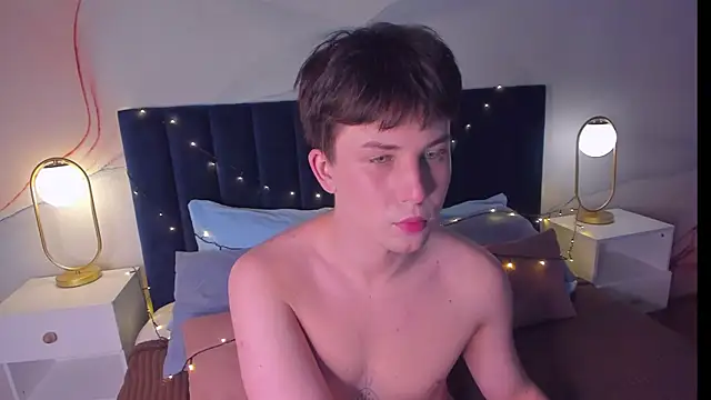 Snapshot of AdrianoAubert chatting on 10.12.25 AdrianoAubert online show from 10.12.25