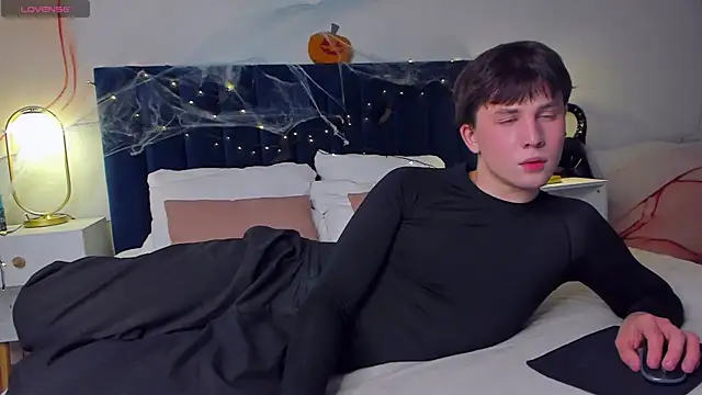 Snapshot of AdrianoAubert chatting on 10.30.25 AdrianoAubert online show from 10.30.25