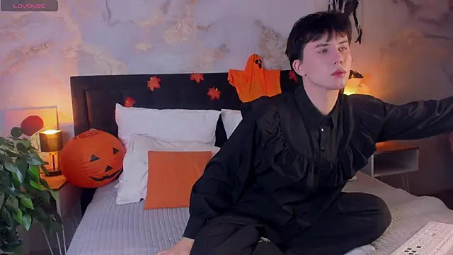 Snapshot of AdrianoAubert chatting on 11.06.25 AdrianoAubert online show from 11.06.25