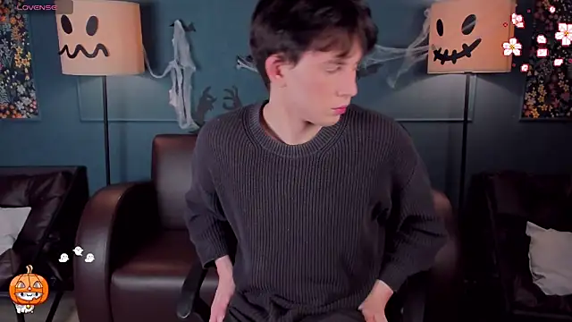 Snapshot of AdrianoAubert chatting on 11.09.25 AdrianoAubert online show from 11.09.25