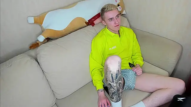 Snapshot of crazybottom99 chatting on 02.25.25 crazybottom99 online show from 02.25.25