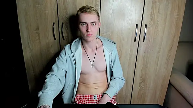 Snapshot of crazybottom99 chatting on 03.08.25 crazybottom99 online show from 03.08.25