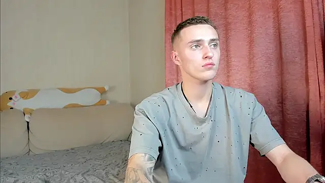 Snapshot of crazybottom99 chatting on 10.28.25 crazybottom99 online show from 10.28.25