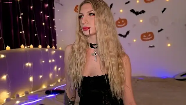 Snapshot of Nicole_Hampton chatting on 10.30.25 Nicole Hampton online show from 10.30.25