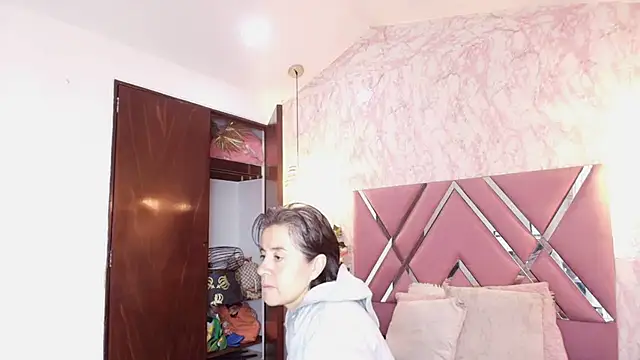 Saori Sann  online show from 12.21.25