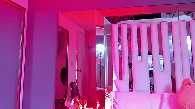 Snapshot of Cloee_Rainbow1 chatting on 02.14.25 Cloee Rainbow1 online show from 02.14.25