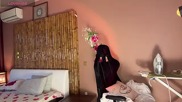 Snapshot of KannaFlirt chatting on 10.20.25 KannaFlirt online show from 10.20.25