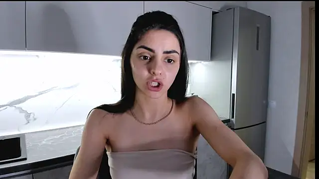 Snapshot of EmiliaZen chatting on 02.08.25 EmiliaZen online show from 02.08.25