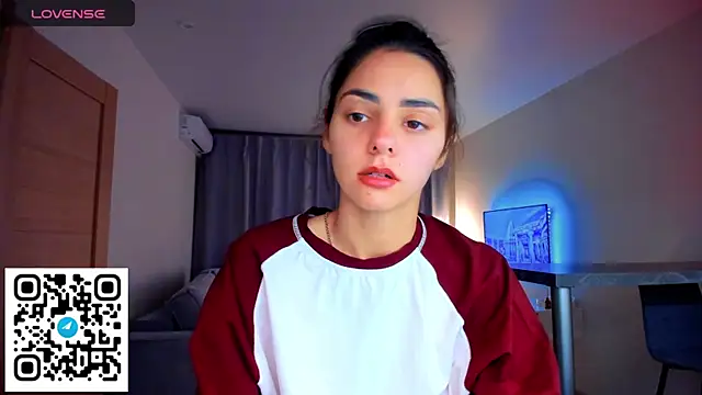 Snapshot of EmiliaZen chatting on 09.26.25 EmiliaZen online show from 09.26.25