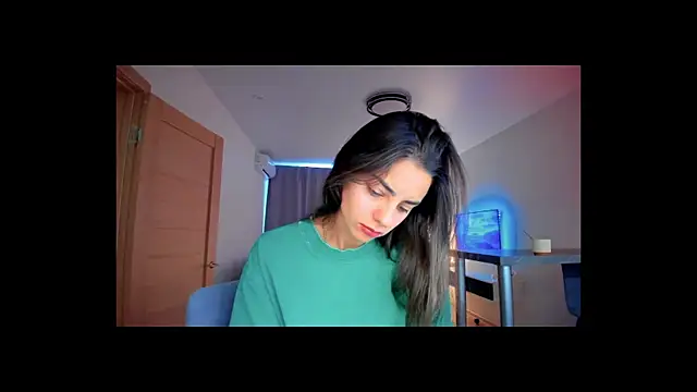 Snapshot of EmiliaZen chatting on 09.28.25 EmiliaZen online show from 09.28.25