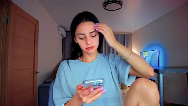 Snapshot of EmiliaZen chatting on 09.29.25 EmiliaZen online show from 09.29.25