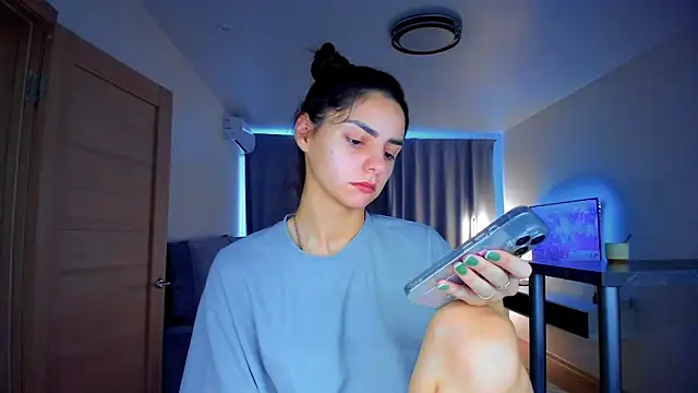 Snapshot of EmiliaZen chatting on 10.16.25 EmiliaZen online show from 10.16.25