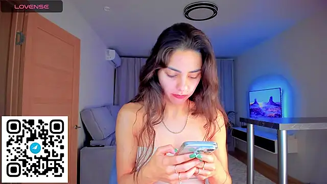 Snapshot of EmiliaZen chatting on 10.21.25 EmiliaZen online show from 10.21.25