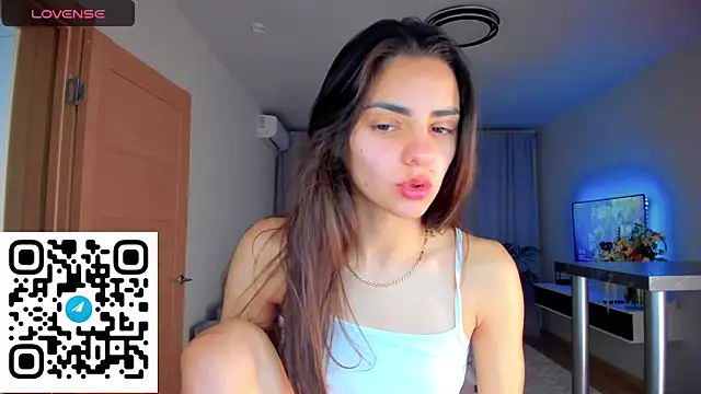 Snapshot of EmiliaZen chatting on 10.27.25 EmiliaZen online show from 10.27.25