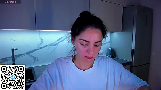 Snapshot of EmiliaZen chatting on 06.18.26 EmiliaZen online show from 06.18.26