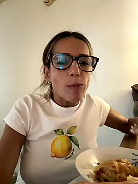 Snapshot of PlayfulShow chatting on 09.23.25 PlayfulShow online show from 09.23.25