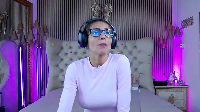 Snapshot of PlayfulShow chatting on 09.29.25 PlayfulShow online show from 09.29.25