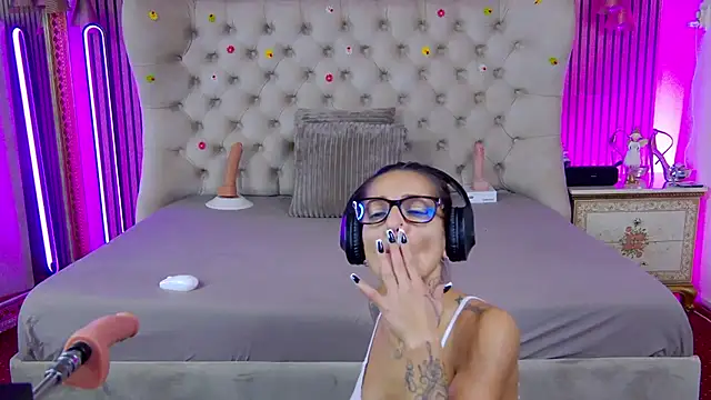 Snapshot of PlayfulShow chatting on 10.15.25 PlayfulShow online show from 10.15.25