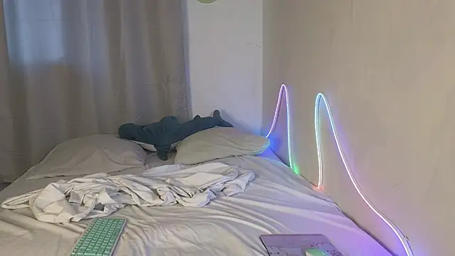 Julian wins online show from 04.03.26