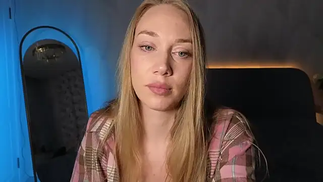 Snapshot of Engel_13 chatting on 10.04.25 Engel 13 online show from 10.04.25